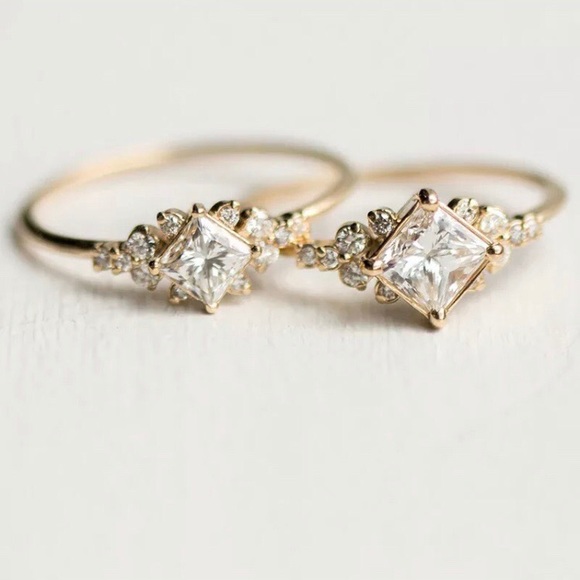 18k Gorgeous White Sapphire Ring - Picture 2 of 5